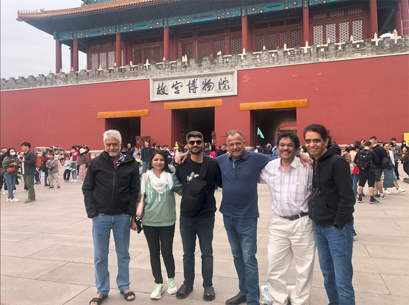 印度友人開心游覽故宮博物院，英文專業講解